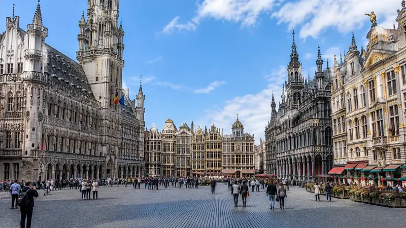 Grand-Place mit Rathaus und Zunfthäusern in Brüssel, Belgien