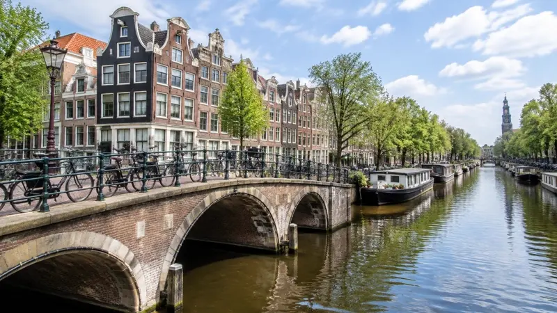 Grachtenhäuser, Brücke und Fahrräder in Amsterdam, Niederlande