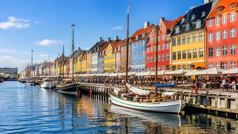 Bunte Häuser und Boote am Nyhavn in Kopenhagen, Dänemark