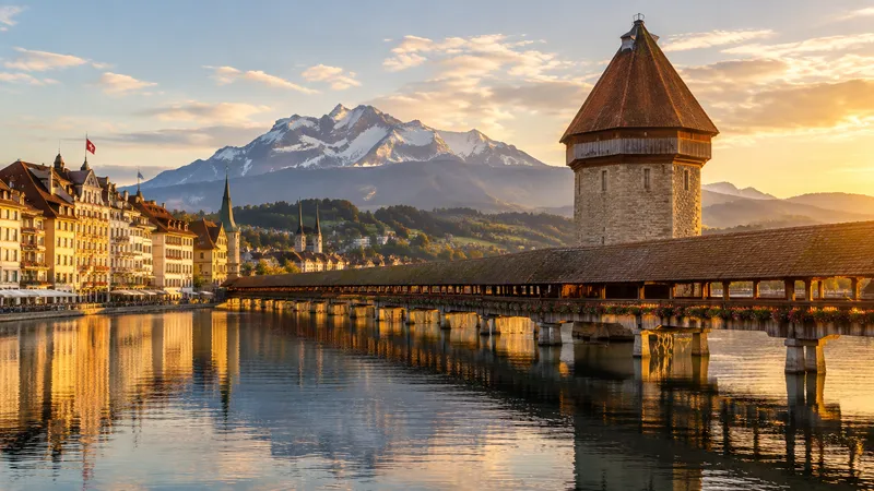 Kapellbrücke und Wasserturm in Luzern bei Sonnenuntergang, Schweiz