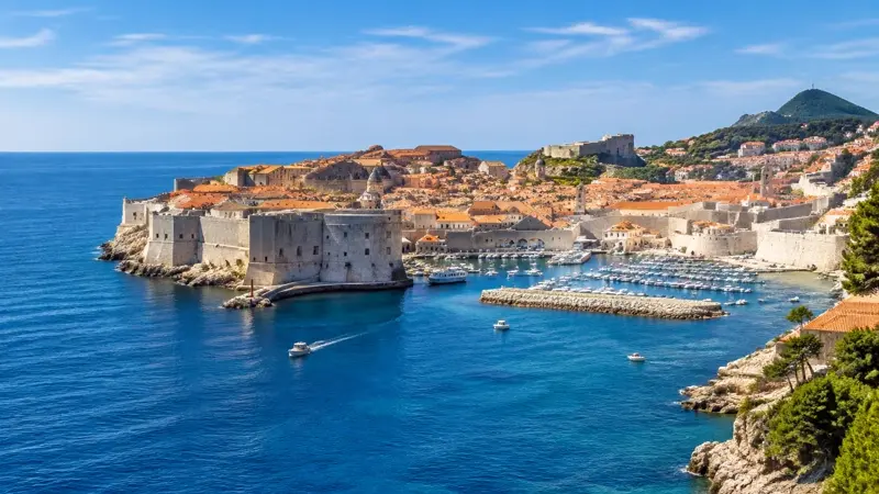 Altstadt und Hafen von Dubrovnik an der Adria, Kroatien