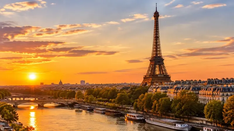 Eiffelturm und Seine in Paris bei Sonnenuntergang, Frankreich
