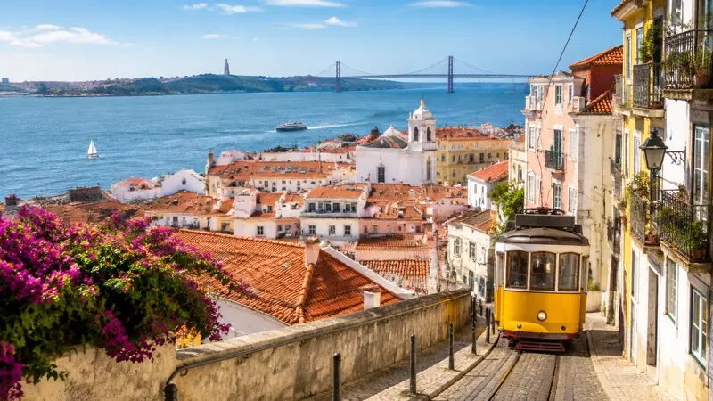 Gelbe Straßenbahn über den Dächern der Alfama in Lissabon, Portugal