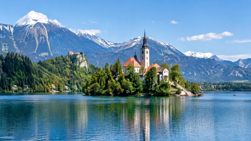 Bleder See mit Inselkirche vor den Julischen Alpen, Slowenien